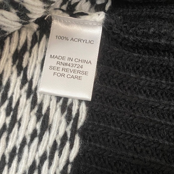 Linda Anderson Black and White Chevron Patterned Knit Sweater - Picture 6 of 7